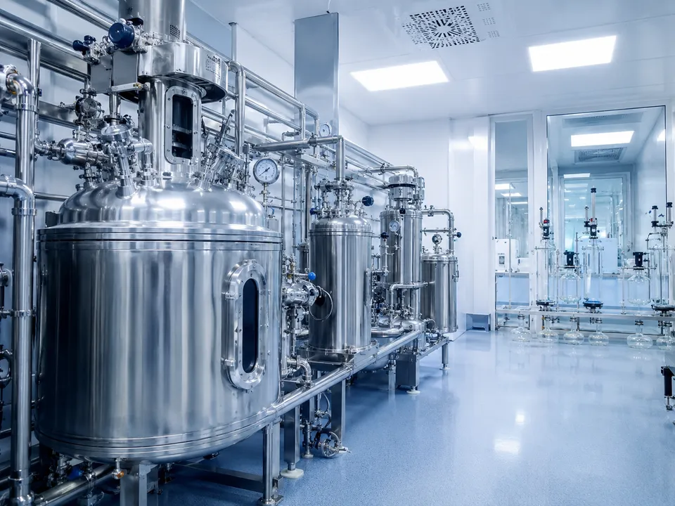 Edelstahltanks und Rohrleitungen in einer Pharma-Produktionsanlage